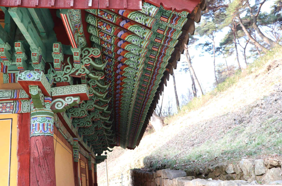 문화재청은 충청남도 유형문화유산인 '서산 문수사 극락보전'을 국가지정문화유산인 보물로 지정 예고했다고 16일 밝혔다.