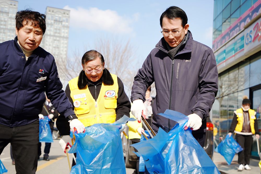 < 8일, 진행된 중앙호수공원과 석남천 주변 환경정화 활동모습 ( 사진제공 : 서산시청 ) >