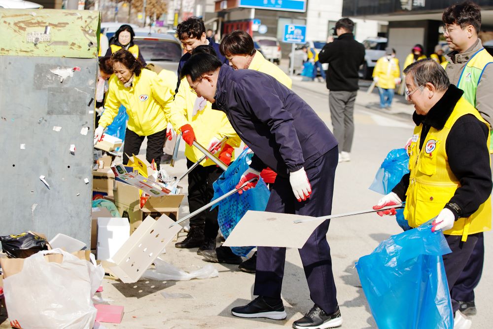 < 8일, 진행된 중앙호수공원과 석남천 주변 환경정화 활동모습 ( 사진제공 : 서산시청 ) >