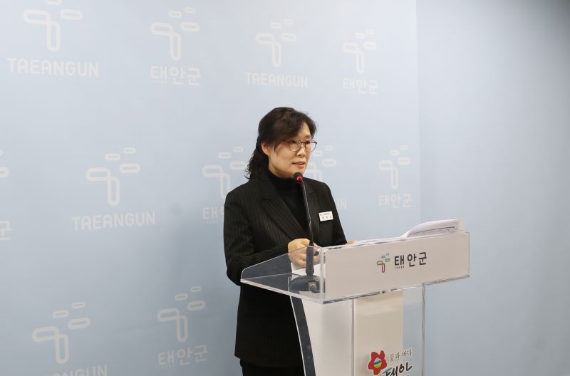 < 사진설명: 문경신 기획예산담당관이 지난 31일, 태안군청 브리핑실에서 충청남도 균형발전사업의 추진과 향후 과제에 대해 발표했다.>