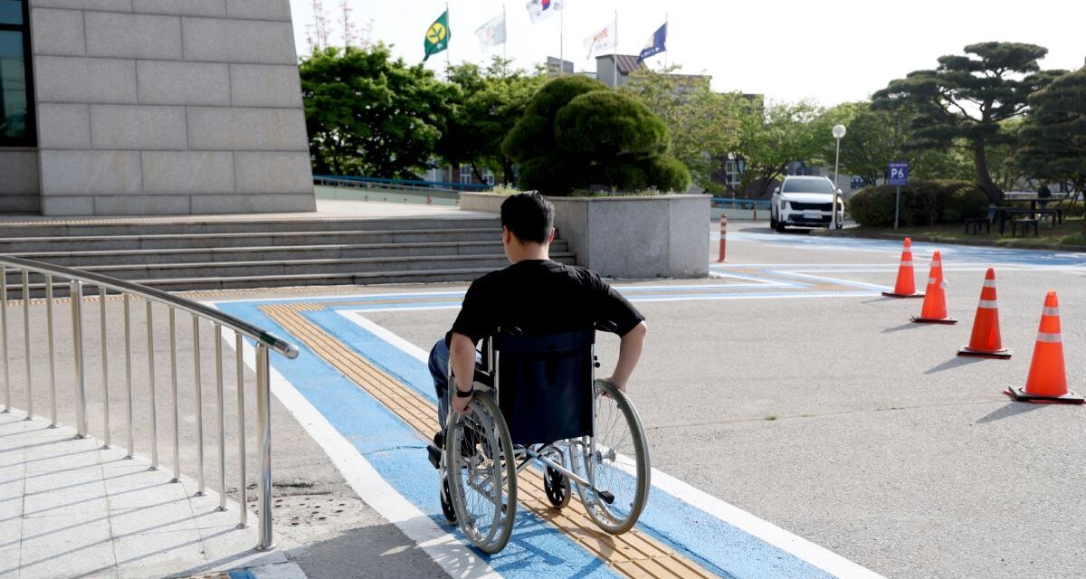 서해환경신문·  “장애인 불편해소 위해 태안군이 앞장섭니다.” 보완공사 실시!