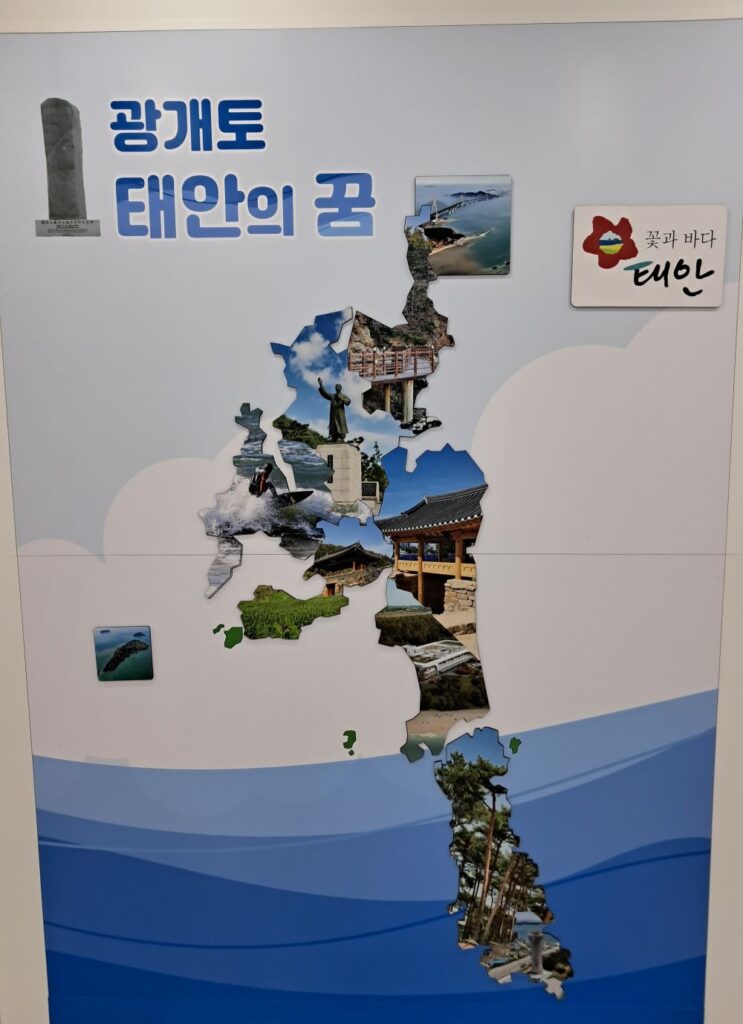 농촌지역의 악취의 원인은 무단 야적된 불법 비포장 비료나 축산농가 가축분뇨입니다.