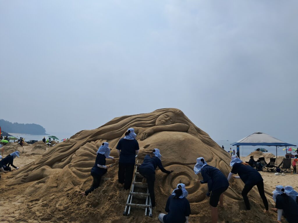 < 충남 태안군 근흥면 '연포해수욕장'에서 열린 '제20회 태안 모래조각 페스티벌' 작품. 작품명은 '태안 연포해변의 연인' : 서해환경신문 >