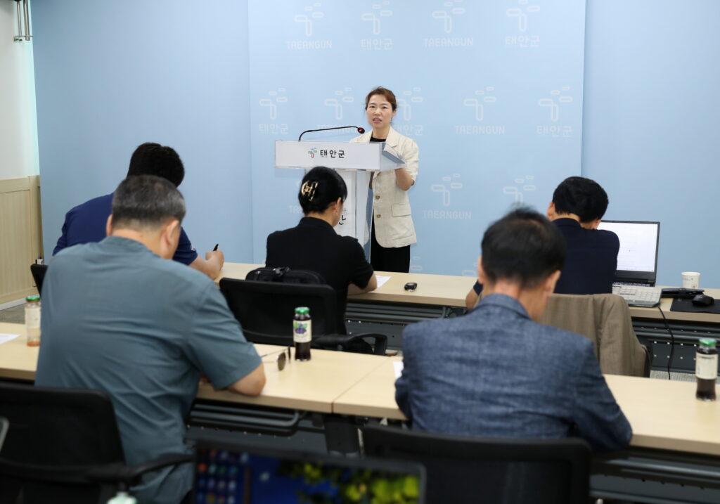 < 10일, 군청 브리핑실에서 정례브리핑 중인 박지연 가족정책과장. (사진 : 태안군) >