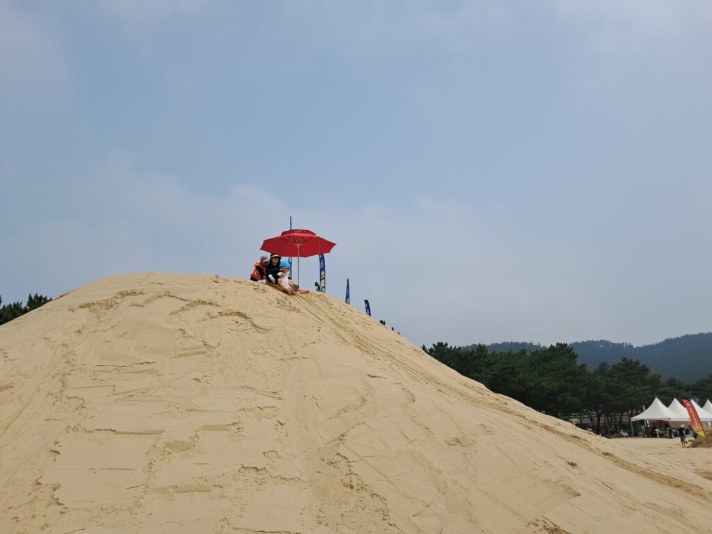 < 충남 태안군 근흥면 '연포해수욕장'에서 열린 '제20회 태안 모래조각 페스티벌' 작품. 작품명은 '태안 연포해변의 연인' : 서해환경신문 >