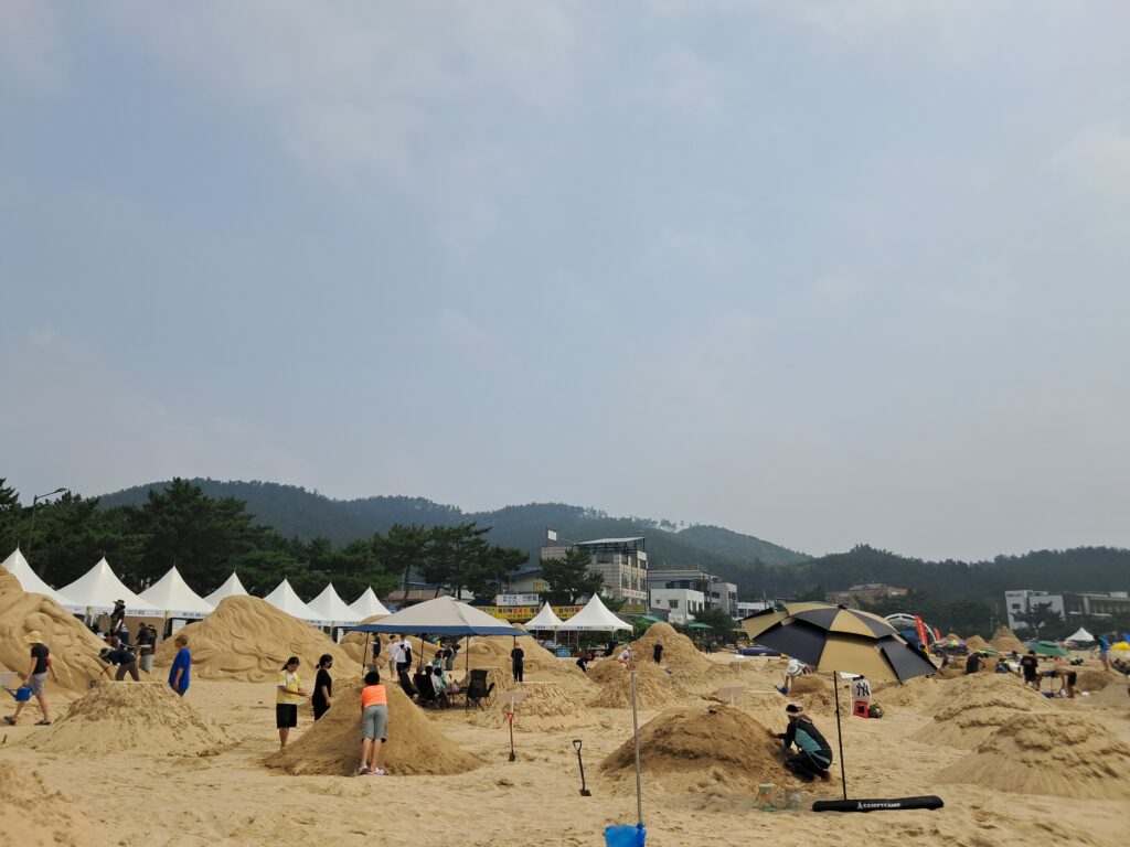 < 충남 태안군 근흥면 '연포해수욕장'에서 열린 '제20회 태안 모래조각 페스티벌' 작품. 작품명은 '태안 연포해변의 연인' : 서해환경신문 >