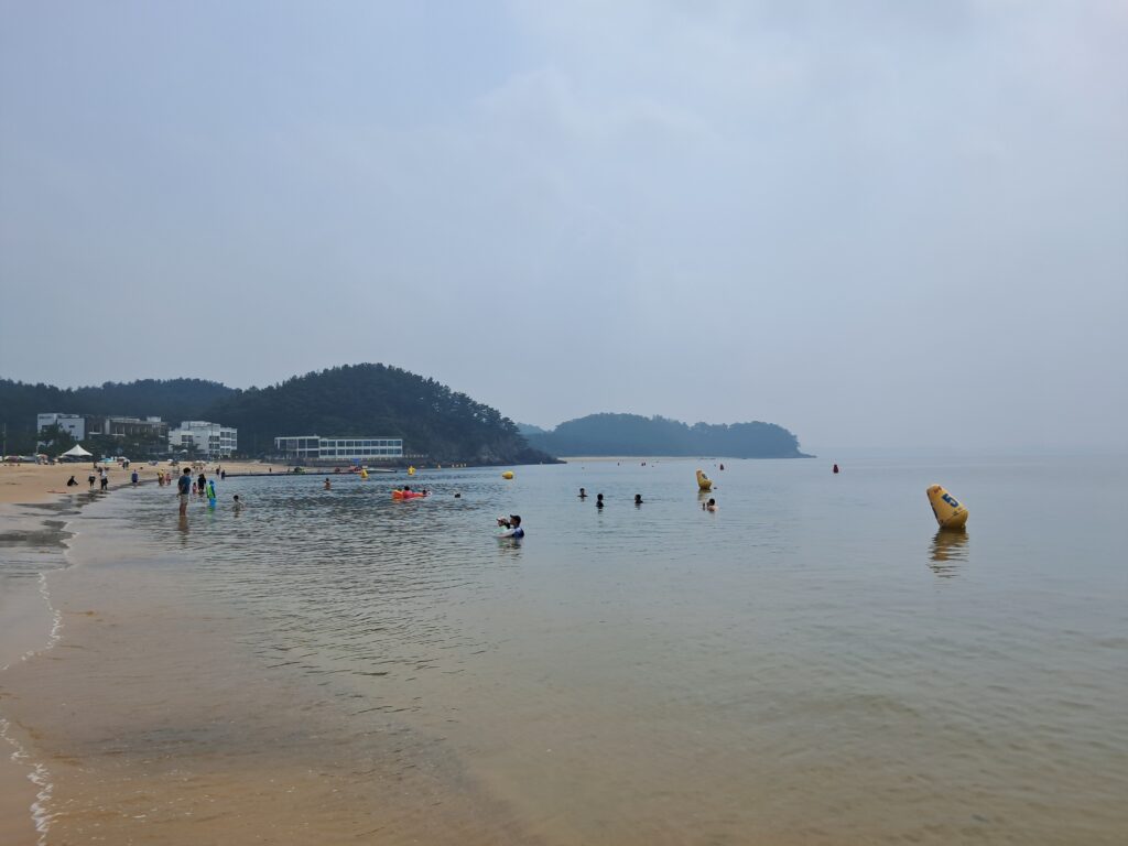 < 충남 태안군 근흥면 '연포해수욕장'에서 열린 '제20회 태안 모래조각 페스티벌' 작품. 작품명은 '태안 연포해변의 연인' : 서해환경신문 >