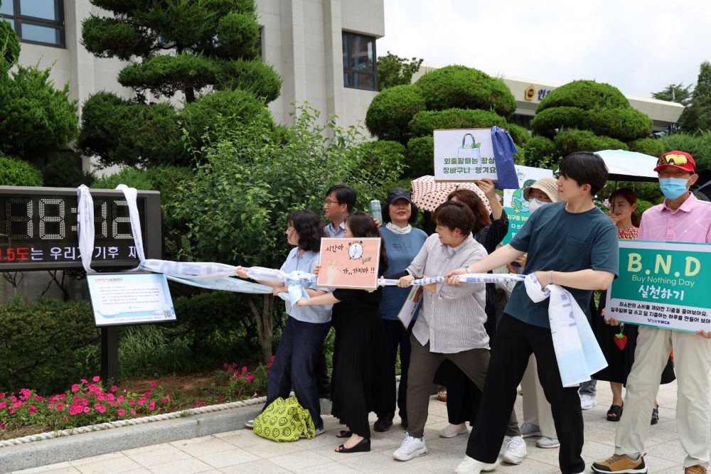 <지구를 살리기 위해 인천시청 기후위기시계 앞에 모인 '인천 시민사회' (사진: 인천시) >