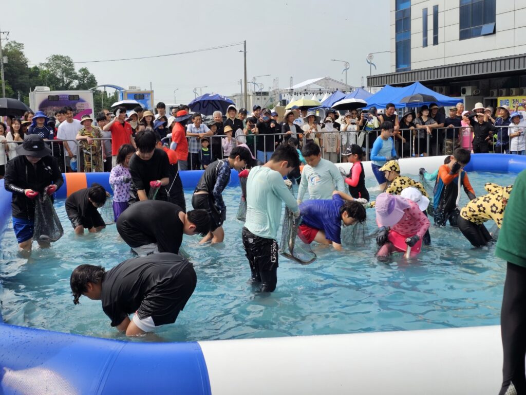 충남 서산시가 삼길포항 일원에서 24일부터 25일까지 개최하는 제18회 삼길포우럭축제에서 방문객들이 시원한 여름 추억을 만끽하고 있습니다.