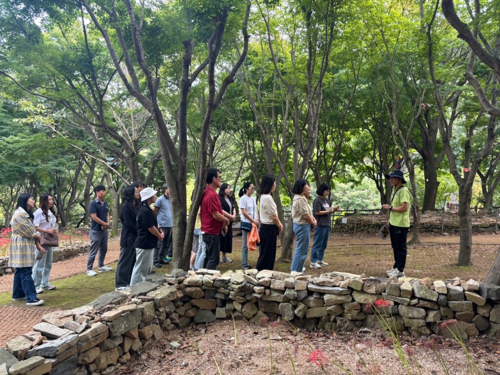 경상남도교육청이 25일부터 26일까지 ‘월아산 숲속의 진주’에서 일반직 공무원 140여 명을 대상으로 신재생에너지 인식 전환 연수를 진행했습니다.