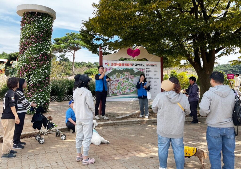 한편, ‘반려동물 친화관광도시’ 충남 태안군은 10월을 ‘댕댕이랑 태안가는 달’로 정하고 한 달간 △반려동물 동반여행 숙박대전 △반려동물 동반 미션투어 △반려동물 동반 버스투어(댕댕버스) △반려동물 동반여행 SNS 사진 공모전 등 다양한 프로그램을 운영하며 전국 반려인들의 큰 관심을 끌고 있습니다.